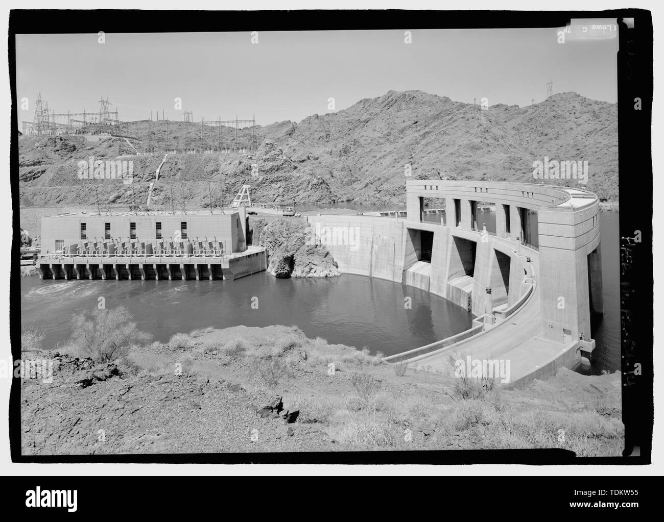 Schräge Perspektive von Parker Dam nach Westen. - Parker Dam, Spanning Colorado River zwischen AZ und CA, Parker, La Paz County, AZ Stockfoto