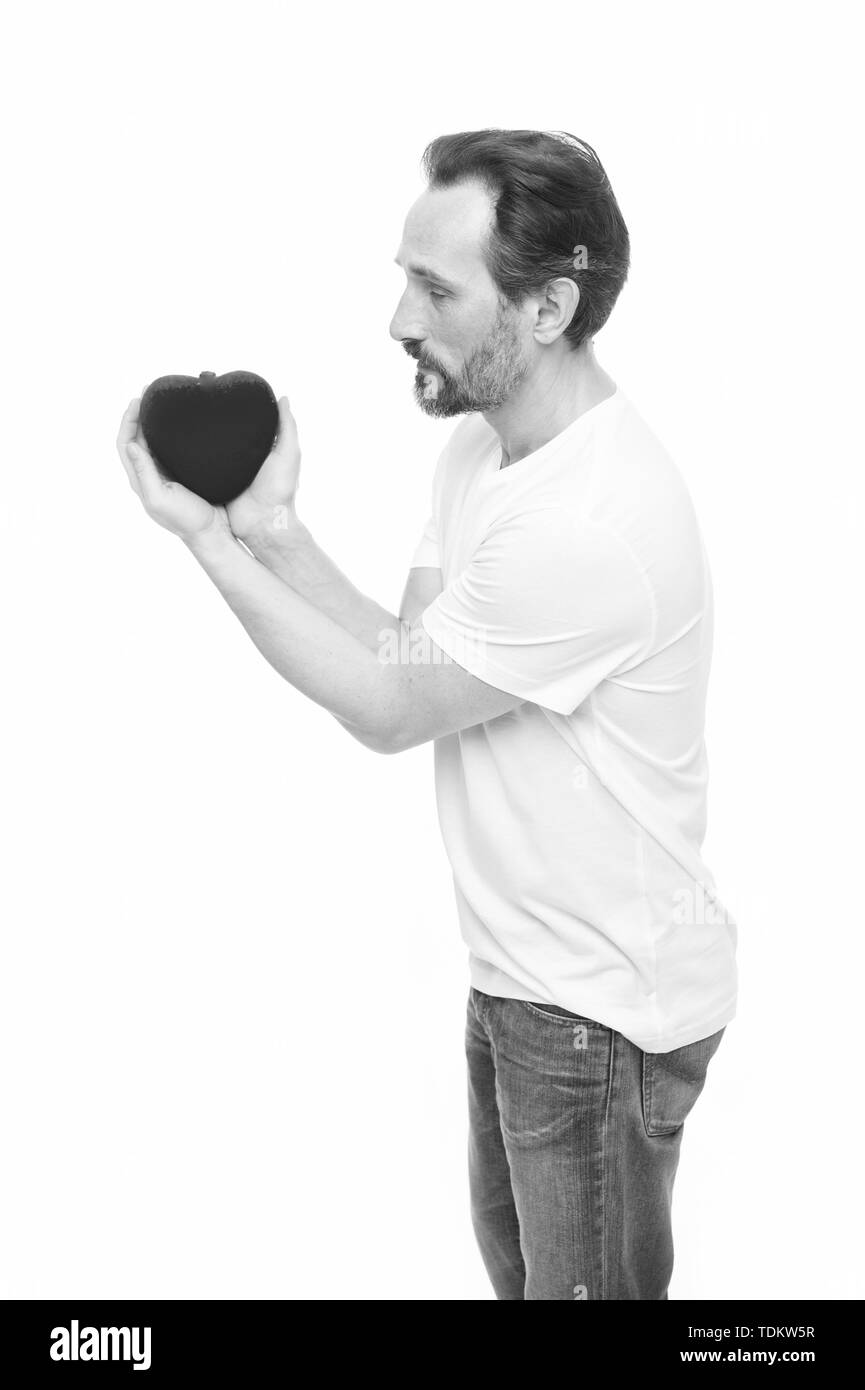 Valentines Tag feiern. Liebe und romantische Gefühle Konzept. Herz-Attribut von Valentine. Herz Geschenk präsentieren. Gruß aus ehrlichem Herzen. Man bärtige Hipster halten Herz. Romantischer Kerl verlieben. Stockfoto