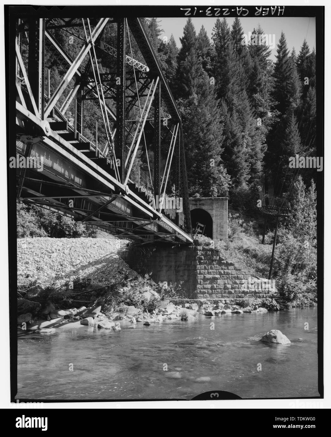Schrägansicht der Brücke Nr. 310.58, stromabwärts, Fußbodenheizung details, West Widerlager und Tunnel 15 Jenseits, Blick nach Südosten, 135-mm-Objektiv. - Southern Pacific Railroad Shasta Route, Brücke Nr. 310.58, 310.58 Milepost, Sims, Shasta County, CA Stockfoto