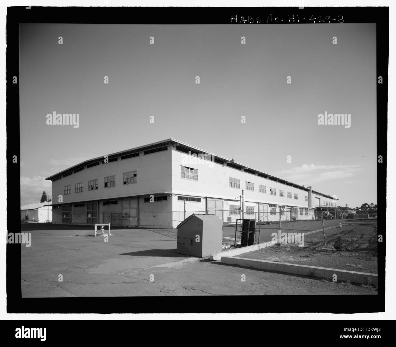 Schrägansicht von Werk Nr. 393, North End und West Side-US-Marinestützpunkt Pearl Harbor, zweistöckigen Lagerhäuser mit Rampen, Port Royal Street zwischen Süd- und Alleen, Pearl City, Honolulu County, HI Stockfoto
