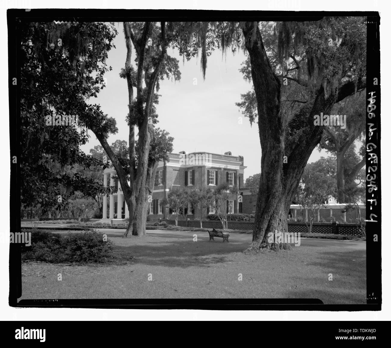 Schrägansicht von Ford Mansion Nordseite mit großen Eiche im Vordergrund - Richmond Hill Plantation, Ford Mansion, östlich von Richmond Hill auf Ford Hals Road, Richmond Hill, Bryan County, GA Stockfoto