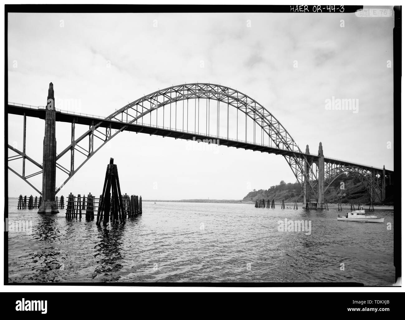 Schrägansicht der Hauptspannweite von Südosten - Yaquina Bay Bridge überspannt Yaquina Bay an der Oregon Coast Highway, Newport, Lincoln County, ODER Stockfoto