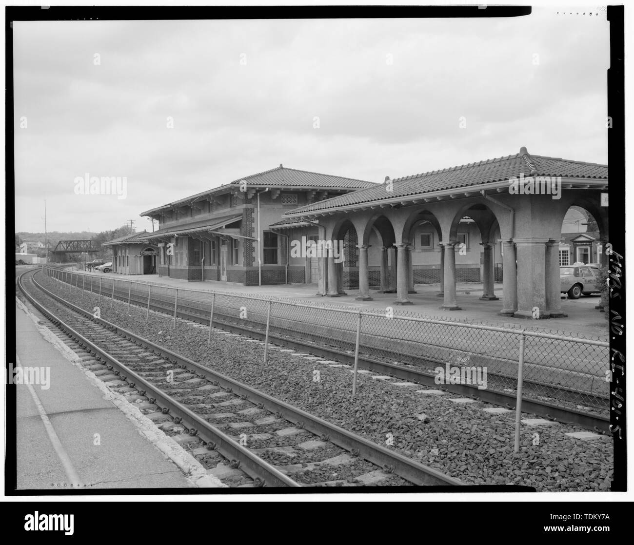 Schrägansicht in Höhe von Bahnhof und Ost und West Fahrgast Unterstände, südöstlich vor. - Westliche Station, 14 Railroad Street, Westerly, Washington County, RI; Mellor, F W; öffentlicher Archäologie Labor, Incorporated, Auftragnehmer; Vergara, M, Sender; Brewster, Robert, Fotograf; Kierstead, Matthäus ein, Historiker; Olausen, Stephen, Historiker Stockfoto
