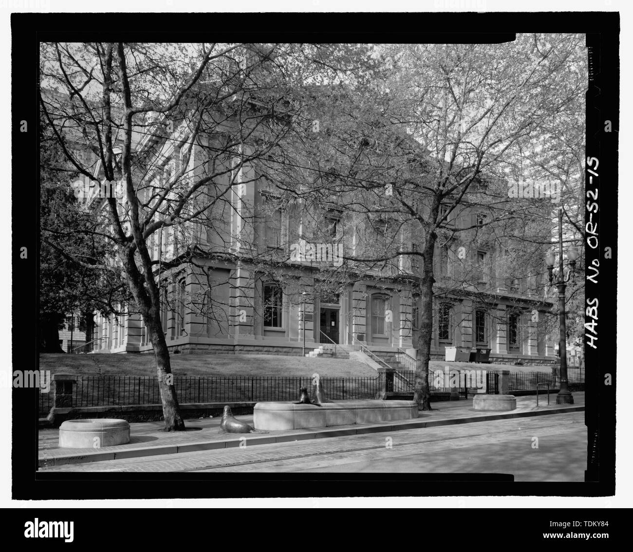 Schrägansicht von North faand-231; ade von Südwesten Fünften und Südwesten Morrison Straßen, nach Südwesten - Pionier Postamt, 700 SW Sixth Avenue, Portland, Multnomah County, ODER Stockfoto