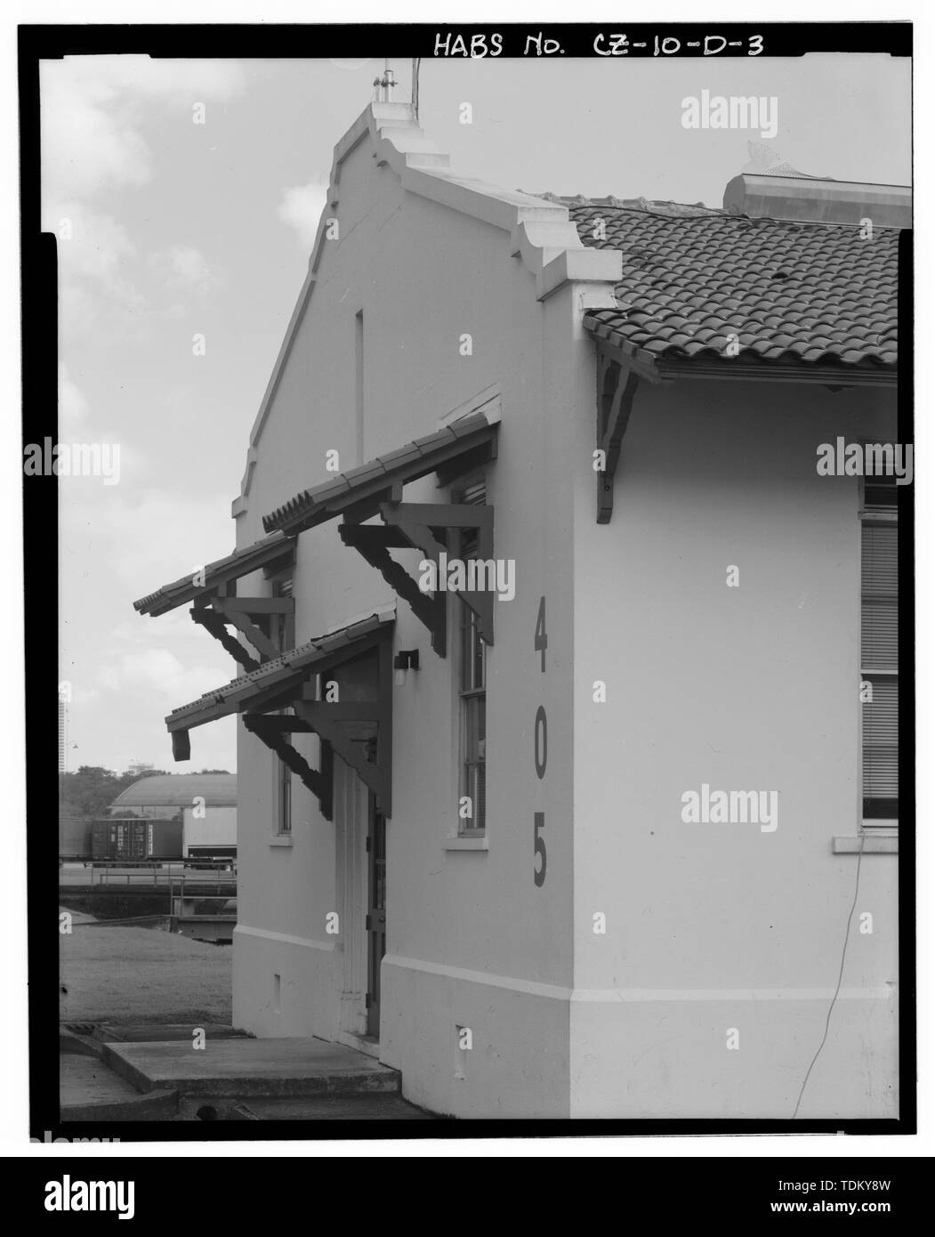 Schrägansicht der Nordseite zeigt in Klammern gesetzte Fenster Markisen, Main Entry und Mission fertig werden, nach Südosten. - Albrook Air Force Station, Fallschirm und Bewaffnung Gebäude, 200 Meter nördlich von Andrews Boulevard, Balboa, ehemaligen Panama Canal Zone, CZ Stockfoto