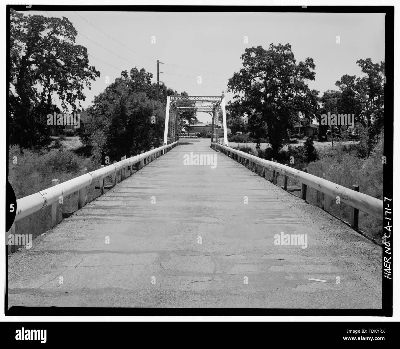 Schrägansicht des nordwestlichen Ende und vordere Seite, Blick nach Osten. - Red Bank Creek Bridge, Spanning Red Bank Creek an Rawson Road, Red Bluff, Tehama County, CA Stockfoto