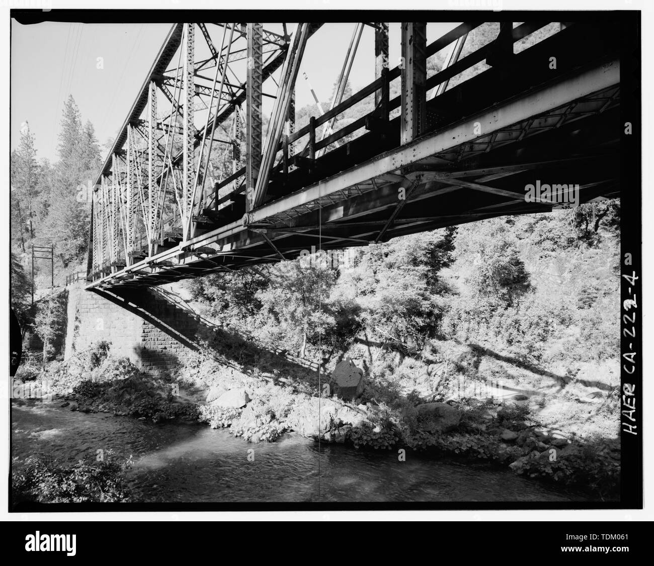 Schrägansicht der vorderen Seite der Brücke Nr. 301.85, zeigen auch eine Fußbodenheizung deck Aufhängungen und Diagonalen, mit Blick nach Osten - Nordosten, 90-mm-Objektiv. - Southern Pacific Railroad Shasta Route, Brücke Nr. 301.85, 301.85 Milepost, Pollard Flach, Shasta County, CA Stockfoto