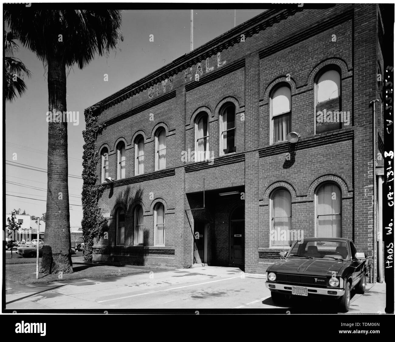 Schrägansicht von West elevation - Rathaus, 1313 Market Street, Redding, Shasta County, CA Stockfoto