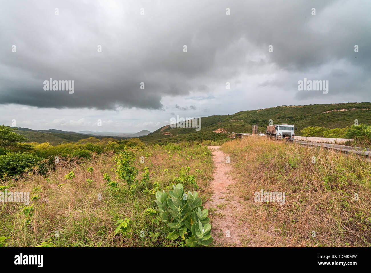 Gravatá, Pernambuco, Brasilien - Juni, 2019: Schöne Aussicht auf grünen Feldern, in der Nähe der Brücke von Serra das russas bei BR-232. Stockfoto