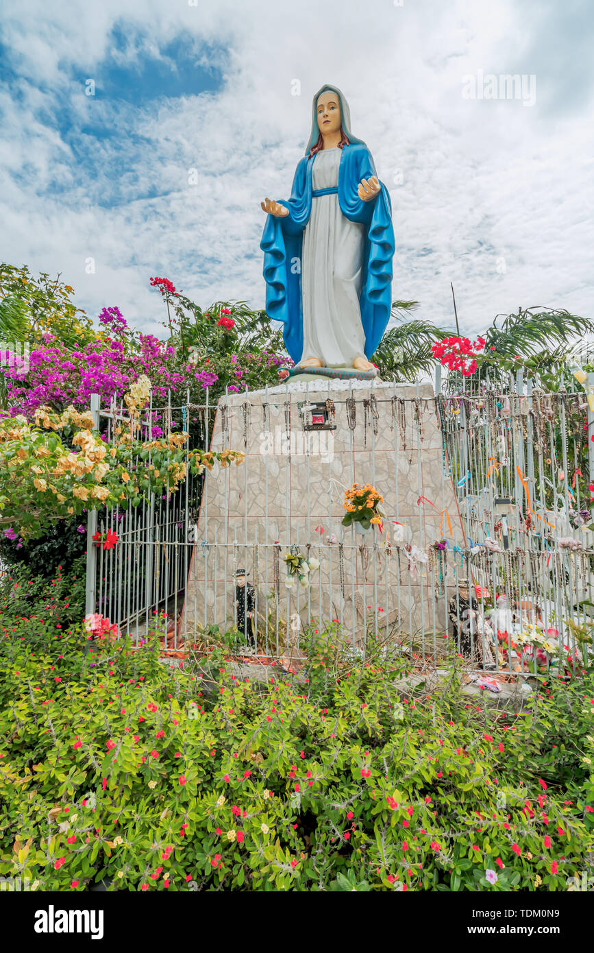 Gravatá, Serra das russas, BR-232, Pernambuco, Brasilien - Juni, 2019: schöne Statue Unserer Lieben Frau von Grace Jungfrau Maria, umgeben von Blumen. Stockfoto
