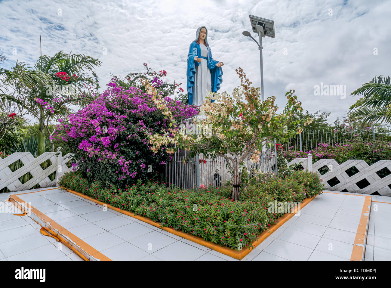 Gravatá, Serra das russas, BR-232, Pernambuco, Brasilien - Juni, 2019: schöne Statue Unserer Lieben Frau von Grace Jungfrau Maria, umgeben von Blumen. Stockfoto
