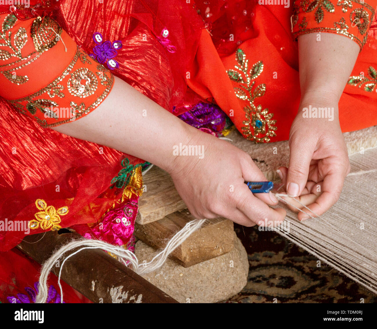 Iranische Hill Tribe Frau Wellen Tapestry-Close-up. Stockfoto