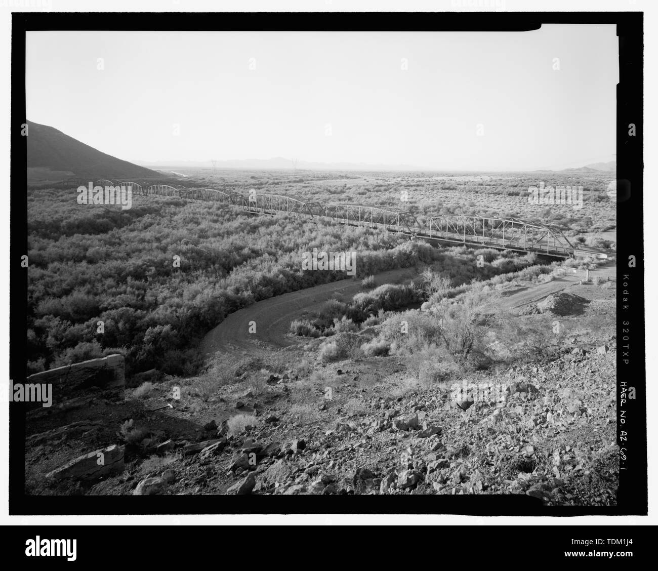 Gesamtansicht von Gillespie Dam Bridge von West Butte, Blick nach Südosten - Gillespie Dam Bridge, Spanning Gila River an der alten US 80 Highway, südlich von Gillespie Dam, Arlington, Maricopa County, AZ Stockfoto