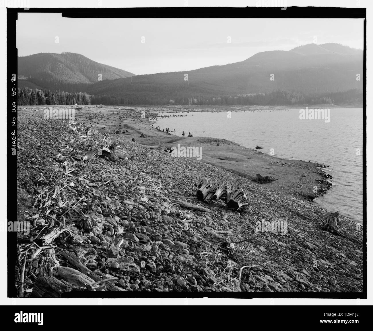 Globale Sicht der Keechelus Dam von der nordöstlichen Rand von See Keechelus. Blick nach Süden. - Keechelus Dam, Yakima Fluss, 10 km nordwestlich von Easton, Easton, Kittitas County, WA; US-Büro der Reklamation; Edel, T A; Charles, L J; Swigart, Charles H; Baldwin, E H; Crownover, C E; Fraserdesign, Auftragnehmer; Louter, David, Sender; Fraser, Clayton B, Fotograf Stockfoto