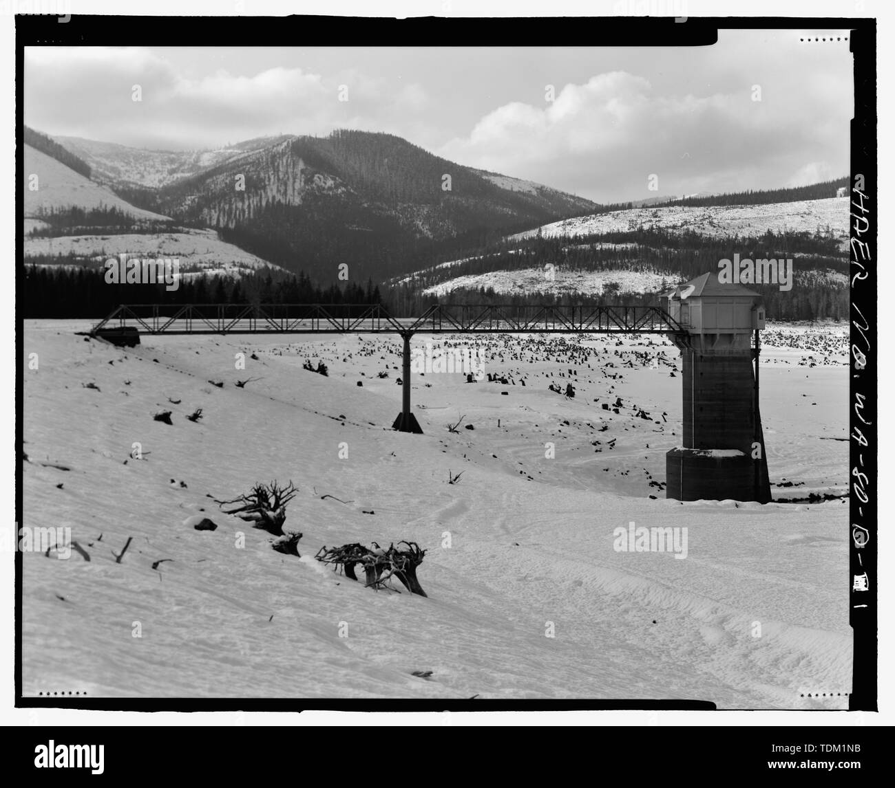 Gesamtüberblick über Gate Tower und Access Bridge, mit See Ebene nach unten gezogen. Blick nach Süden. - Keechelus Dam, Outlet Turm, Yakim Fluss, 10 km nordwestlich von Easton, Easton, Kittitas County, WA; US-Büro der Reklamation; Fraserdesigns, Auftragnehmer; Louter, David, Sender; Fraser, Clayton B, Fotograf; Wilson, J Thomas, Fotograf Stockfoto