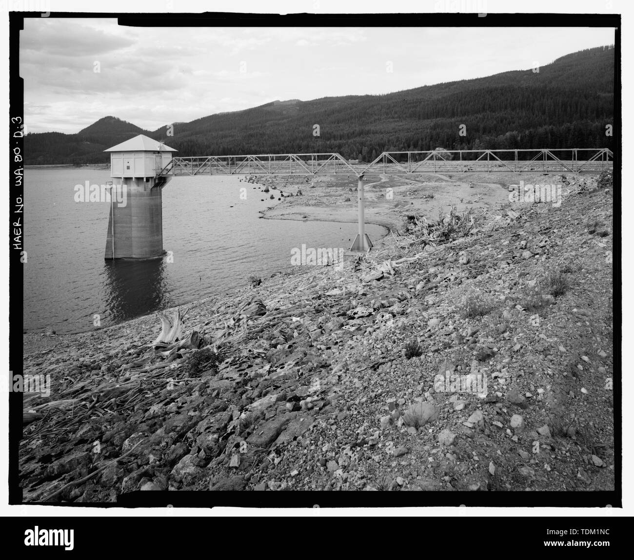 Gesamtüberblick über Gate Tower und Access Bridge, mit See Ebene teilweise auf. Blick nach Norden. - Keechelus Dam, Outlet Turm, Yakim Fluss, 10 km nordwestlich von Easton, Easton, Kittitas County, WA; US-Büro der Reklamation; Fraserdesigns, Auftragnehmer; Louter, David, Sender; Fraser, Clayton B, Fotograf; Wilson, J Thomas, Fotograf Stockfoto