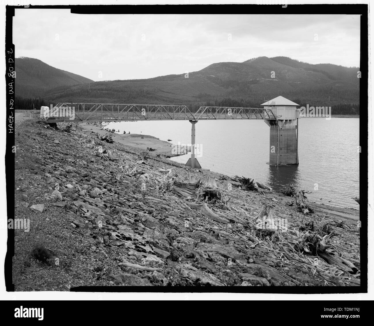 Gesamtüberblick über Gate Tower und Access Bridge, mit See Ebene teilweise auf. Blick nach Süden. - Keechelus Dam, Outlet Turm, Yakim Fluss, 10 km nordwestlich von Easton, Easton, Kittitas County, WA; US-Büro der Reklamation; Fraserdesigns, Auftragnehmer; Louter, David, Sender; Fraser, Clayton B, Fotograf; Wilson, J Thomas, Fotograf Stockfoto