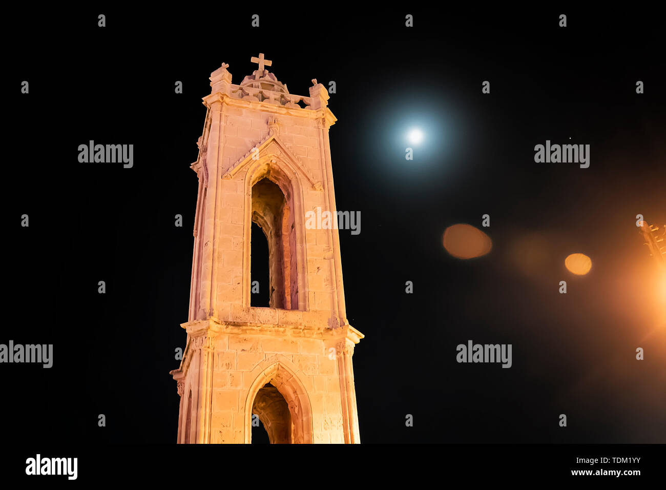 Alte Kirche Bell, Ayia Napa, Zypern. Kapelle in der Nacht gegen den schwarzen Himmel Stockfoto