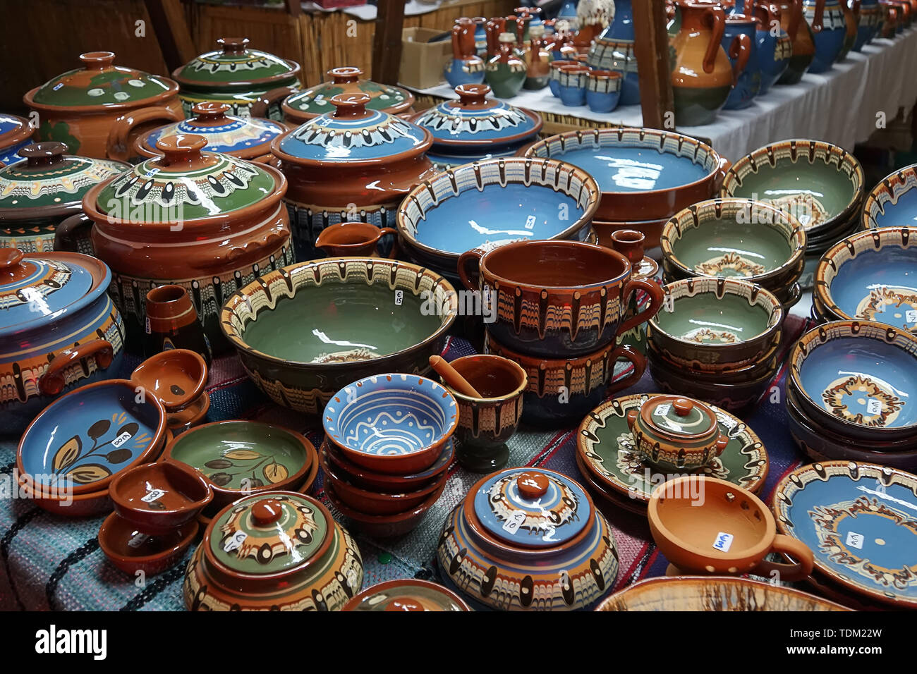 Viele dekorative Speisen auf dem Zähler an das mittelalterliche Fest in Zypern. Ayia Napa. Stockfoto