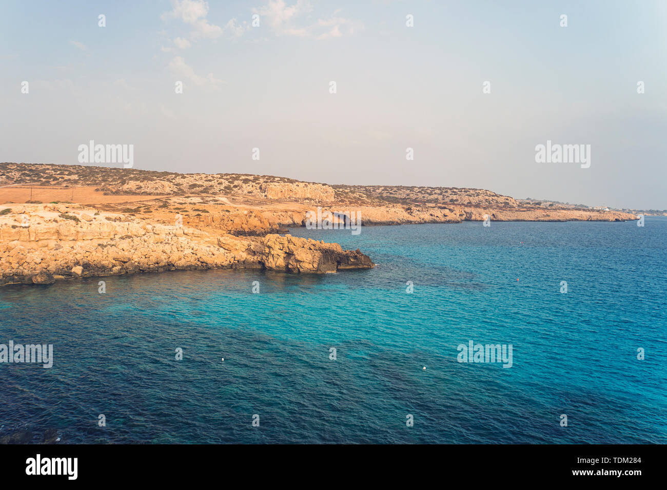 Blauer Himmel. Meer Felsen und Steine am Strand von Aphrodite. Zypern. Mittelmeer Stockfoto