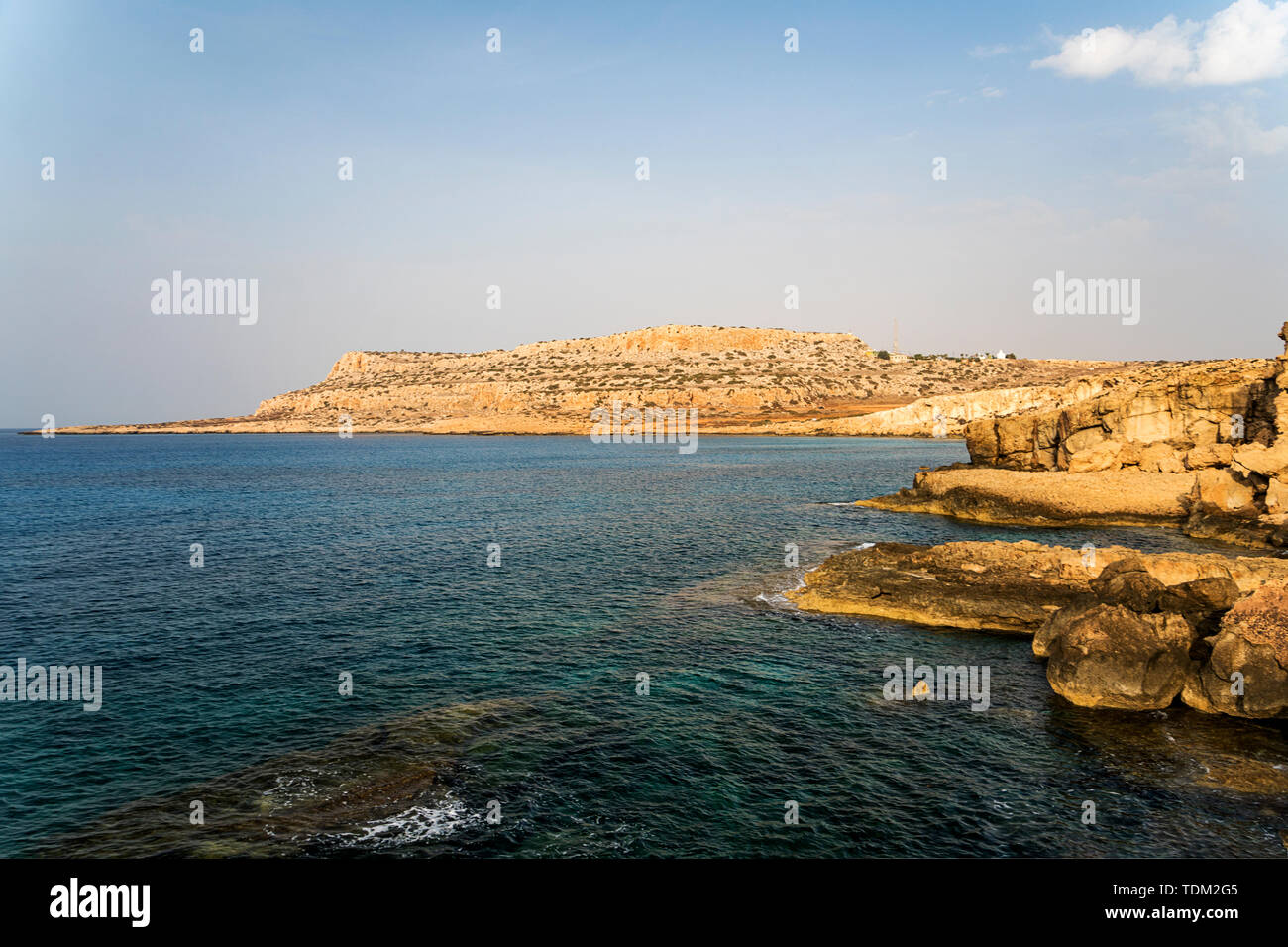 Schönen Meereslandschaft mit blauen Meer und die felsige Küste im Ferienort Ayia Napa, Zypern. Stockfoto