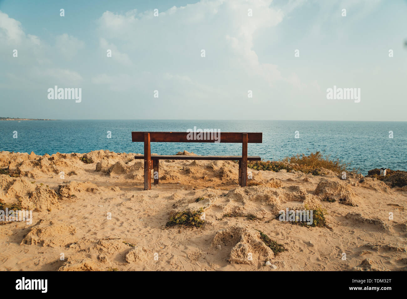 Helle Außenpool im Sommer Blick auf Hafenviertel mit leeren Bank am Meer mit Blick auf die Wasserfläche in hellen warmen Kontrast Tag Zeit. Leer Stockfoto