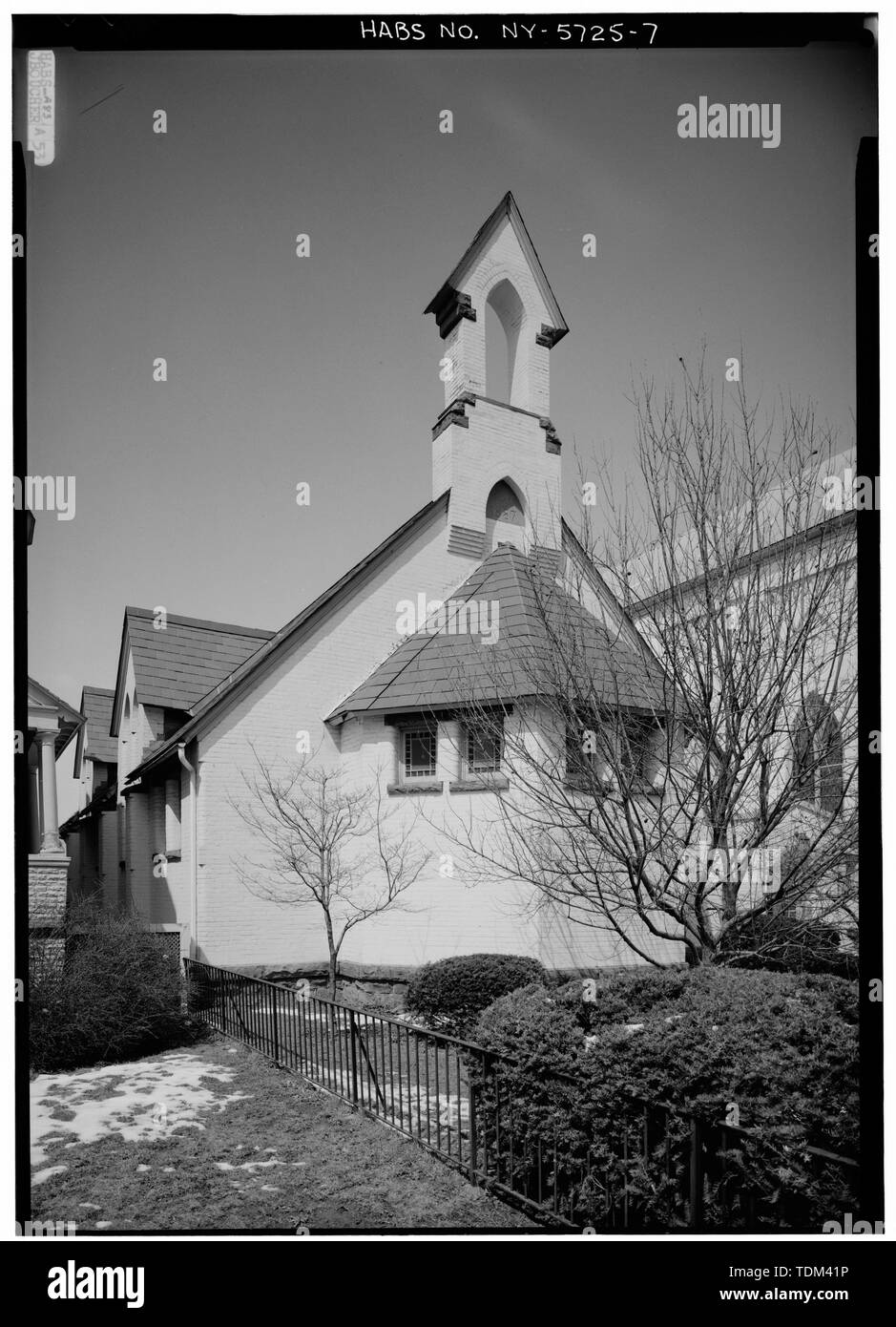 Pfarrhaus von Südosten. - St. John's Episcopal Kirche und Pfarrhaus, 210 North Cayuga Straße, Ithaca, Tompkins County, NY Stockfoto