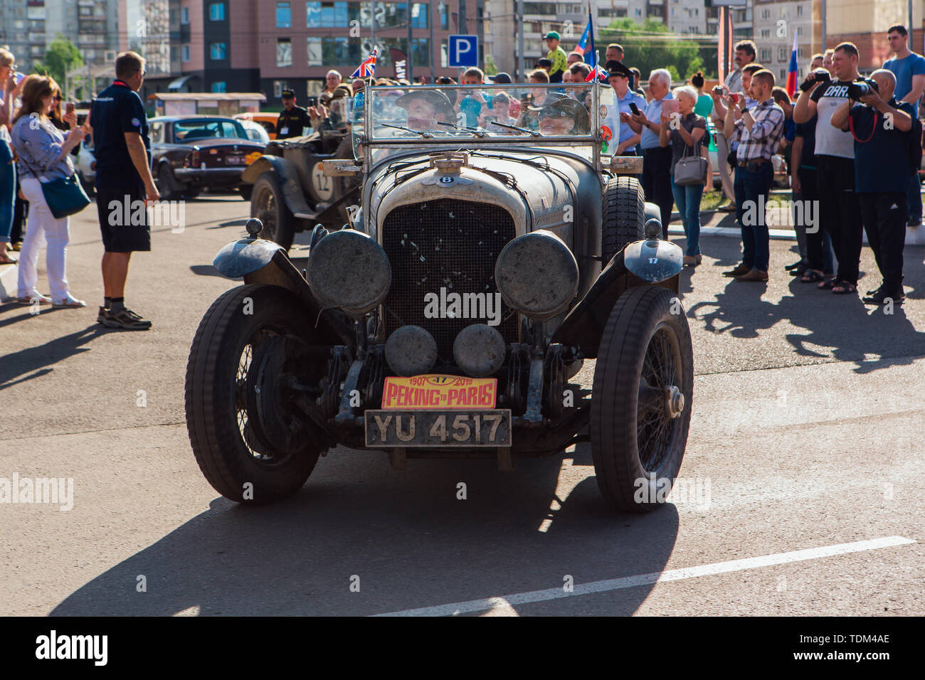 Novokuznetsk, Russland, 13. Juni 2019: Die 7. von Peking nach Paris Motor Challenge 2019. Bentley 4 Le Mans verlassen die Stadt und gehen zu den NEX-Etappe der Rallye. Stockfoto