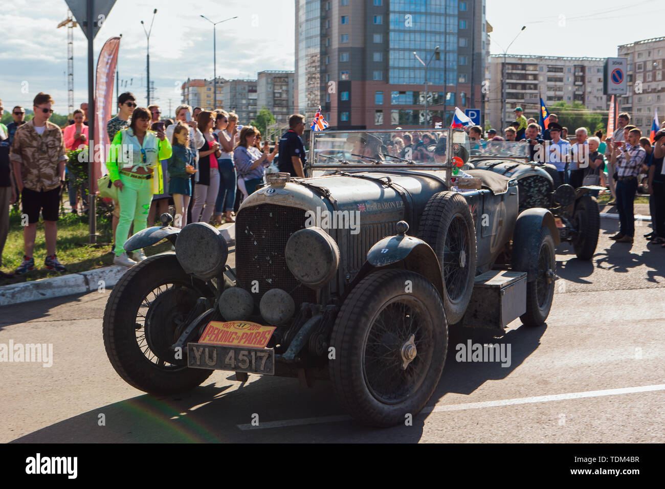 Novokuznetsk, Russland, 13. Juni 2019: Die 7. von Peking nach Paris Motor Challenge 2019. Bentley 4 Le Mans verlassen die Stadt und gehen zu den NEX-Etappe der Rallye. Stockfoto