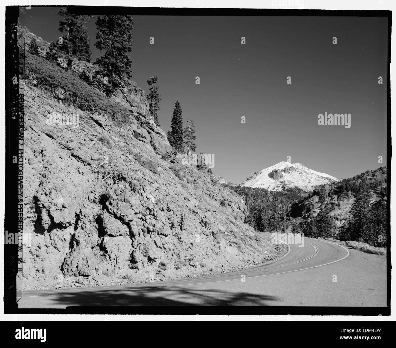 Teil zwei VON ZWEI TEIL PANORAMA MIT CA -270-14. Straße GESCHNITTEN UND SWITCHBACK UNTEN DIAMOND PEAK. Suchen: 5-15. - Lassen Park Road, Mineral, Tehama County, CA Stockfoto