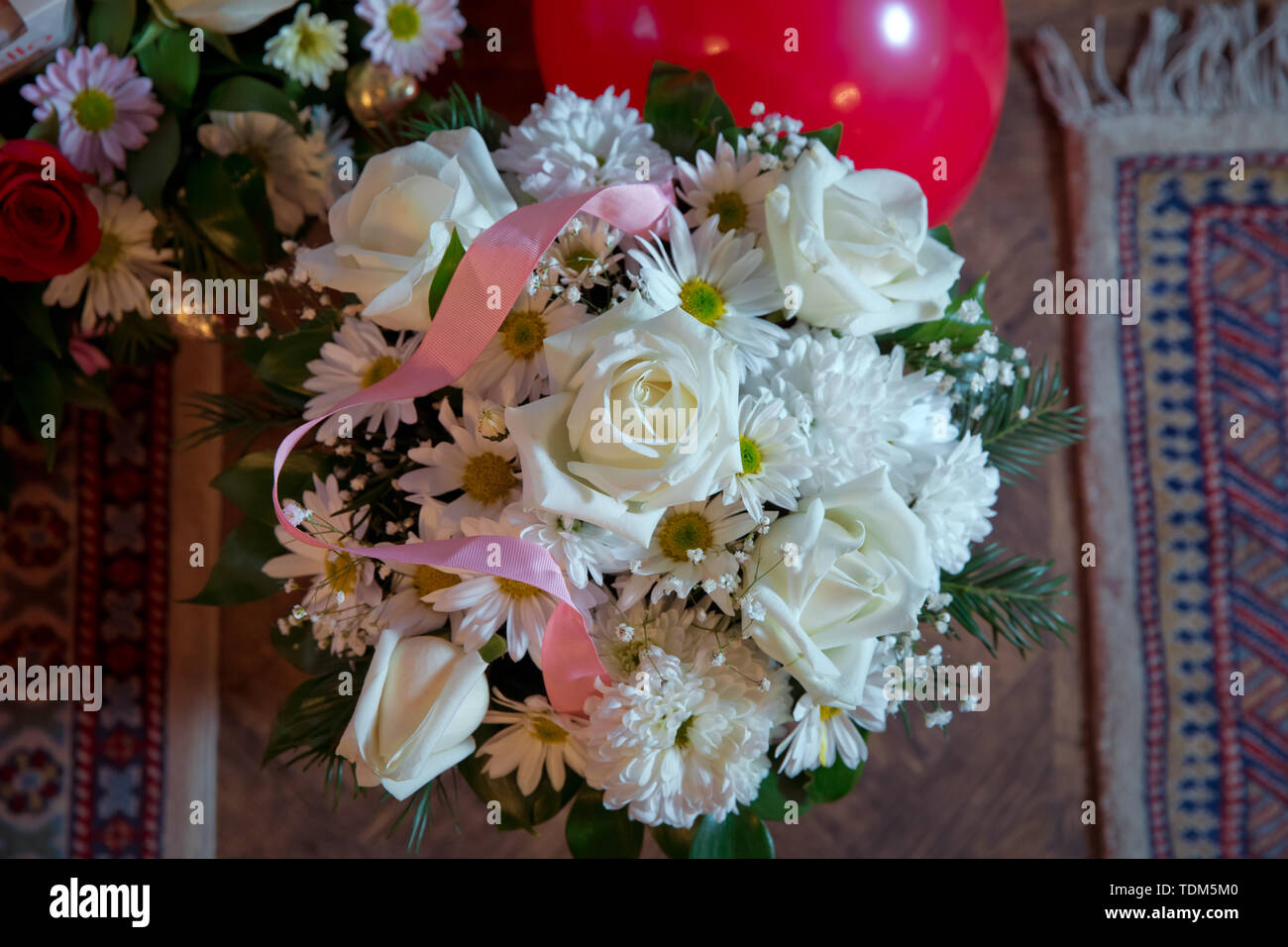 White Bouquet. Mit einem rosafarbenen Band verbunden. Handgefertigte hite Bouquet Rose In der Liebe hart-Form Valentine in Nahaufnahme Stockfoto