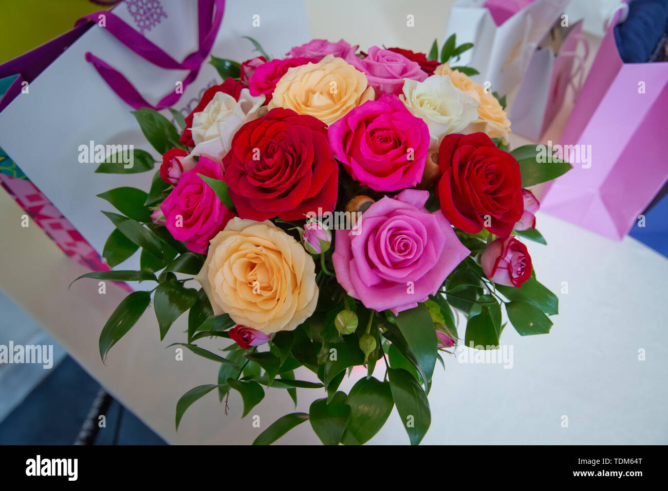 Schonen Blumenstrauss Gerbera Blumen Mit Weissen Roten Rosa Und Gelbe Blumen Schone Hochzeit Bunte Blumenstrauss Fur Die Braut Schonheit Der Bunten Blumen Stockfotografie Alamy