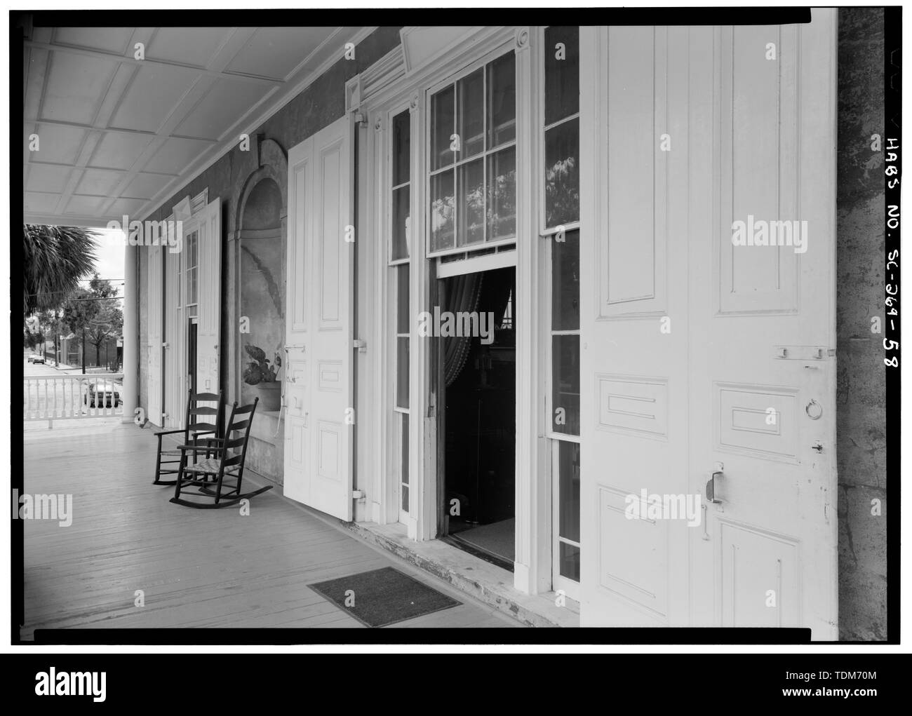 Blick von der ersten Etage nach Süden (VORNE) Veranda - Robinson-Aiken House, 48 Elizabeth Street, Charleston, Charleston County, SC; Robinson, John; Aiken, William; Aiken, William; der Clemson Universität, Abteilung Architektur, Sponsor; Lee, Peter, Fakultät Sponsor; Gibson, Reginald Lee; Fava, Ernest Edward, delineator Stockfoto