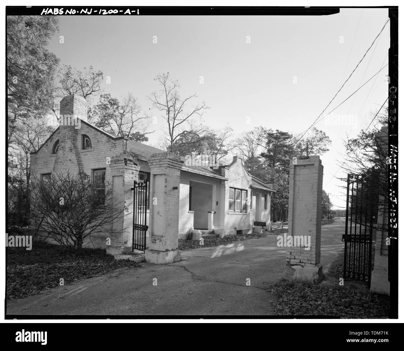 Perspektivische Ansicht des TORHAUS UND TOR NACH OSTEN - gespaltener Fluss Game Farm, Torhaus, US-Highway 9, gespaltener Fluss, Ocean County, New Jersey Stockfoto