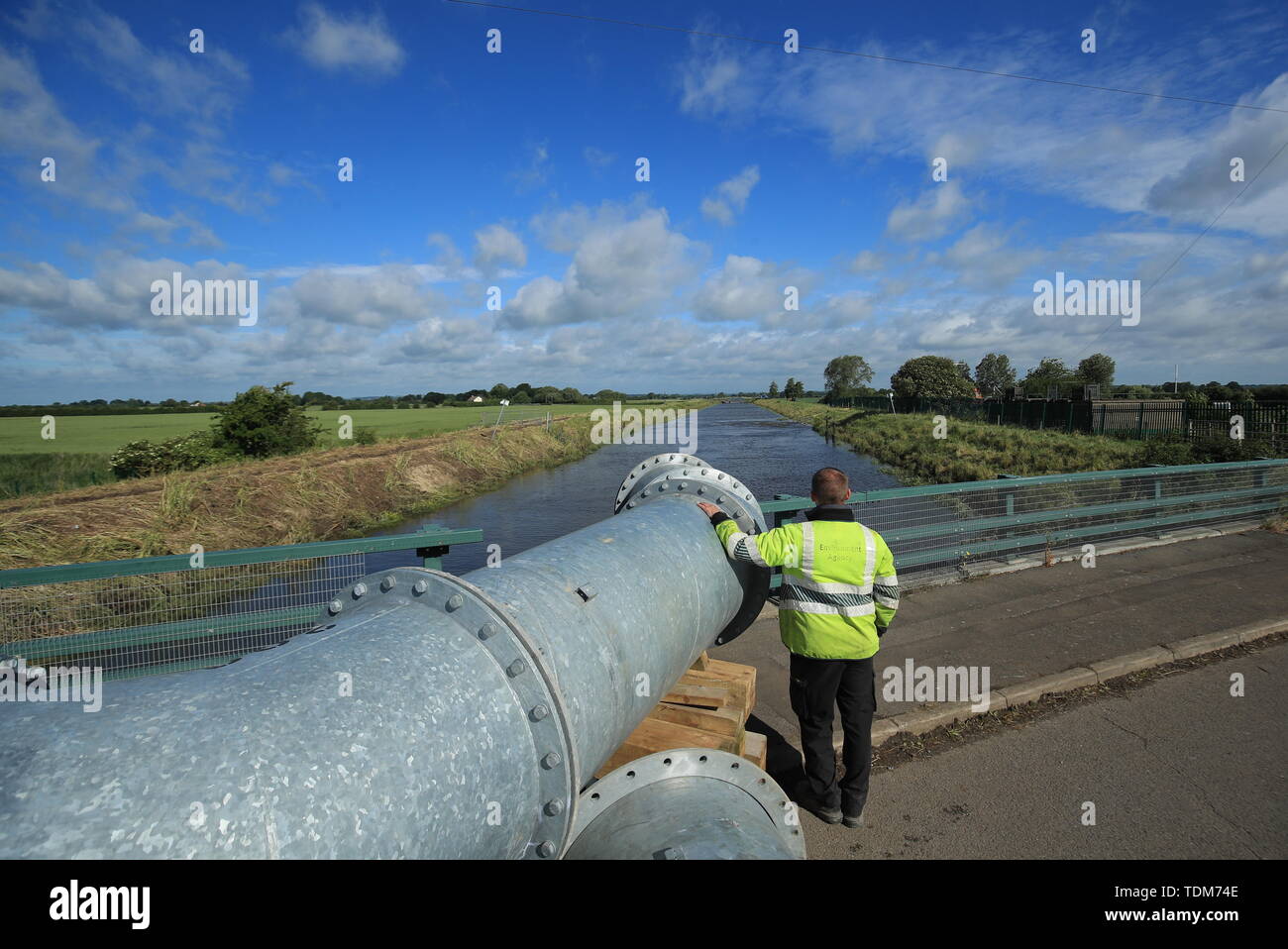 Großvolumige Pumpen werden verwendet, um das Wasser wieder in die weichen Fluss in Lincolnshire, wo Straßen und Eigenschaften nach der Stadt überschwemmt zu Pumpe hatte mehr als zwei Monate Regen in nur zwei Tagen. Stockfoto