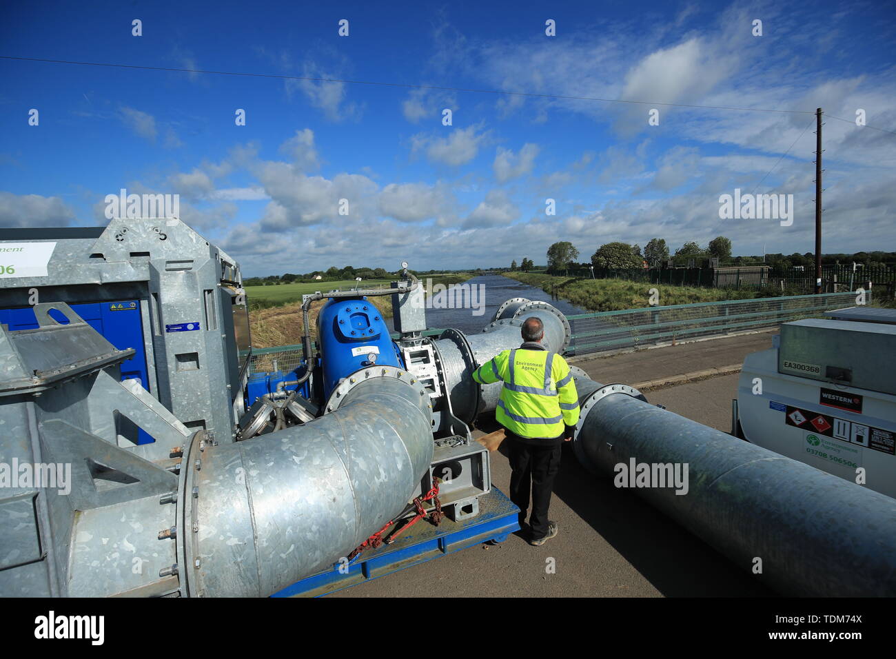 Großvolumige Pumpen werden verwendet, um das Wasser wieder in die weichen Fluss in Lincolnshire, wo Straßen und Eigenschaften nach der Stadt überschwemmt zu Pumpe hatte mehr als zwei Monate Regen in nur zwei Tagen. Stockfoto