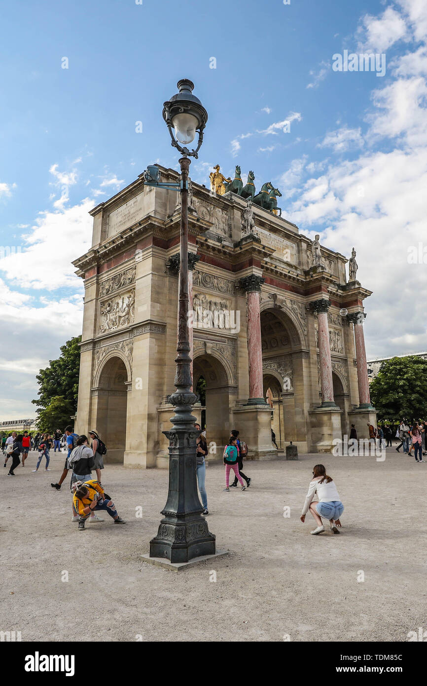 Der Triumphbogen des Karussell (in französischer Sprache Arc de Triomphe du Carrousel) ist ein Denkmal aus dem Jahre 1809, gebaut von Napoleon I (Napoleon Bonaparte). Es sind Einträge auf jeder der vier Gesichter. Es liegt im 1. Arrondissement von Paris, Frankreich. Es ist im Karussell Square, westlich vom Louvre Museum entfernt. Zu Ehren von Napoleon Bonaparte, große Armee zwischen 1807 und 1809 erbaut, das Denkmal vor dem Louvre entfernt, auf der Esplanade, die den Tuilerien voraus (vor dem Palast wurde 1871 verbrannt). Feiert den Sieg der französischen Truppen in der Schlacht von Austerlitz, Stockfoto