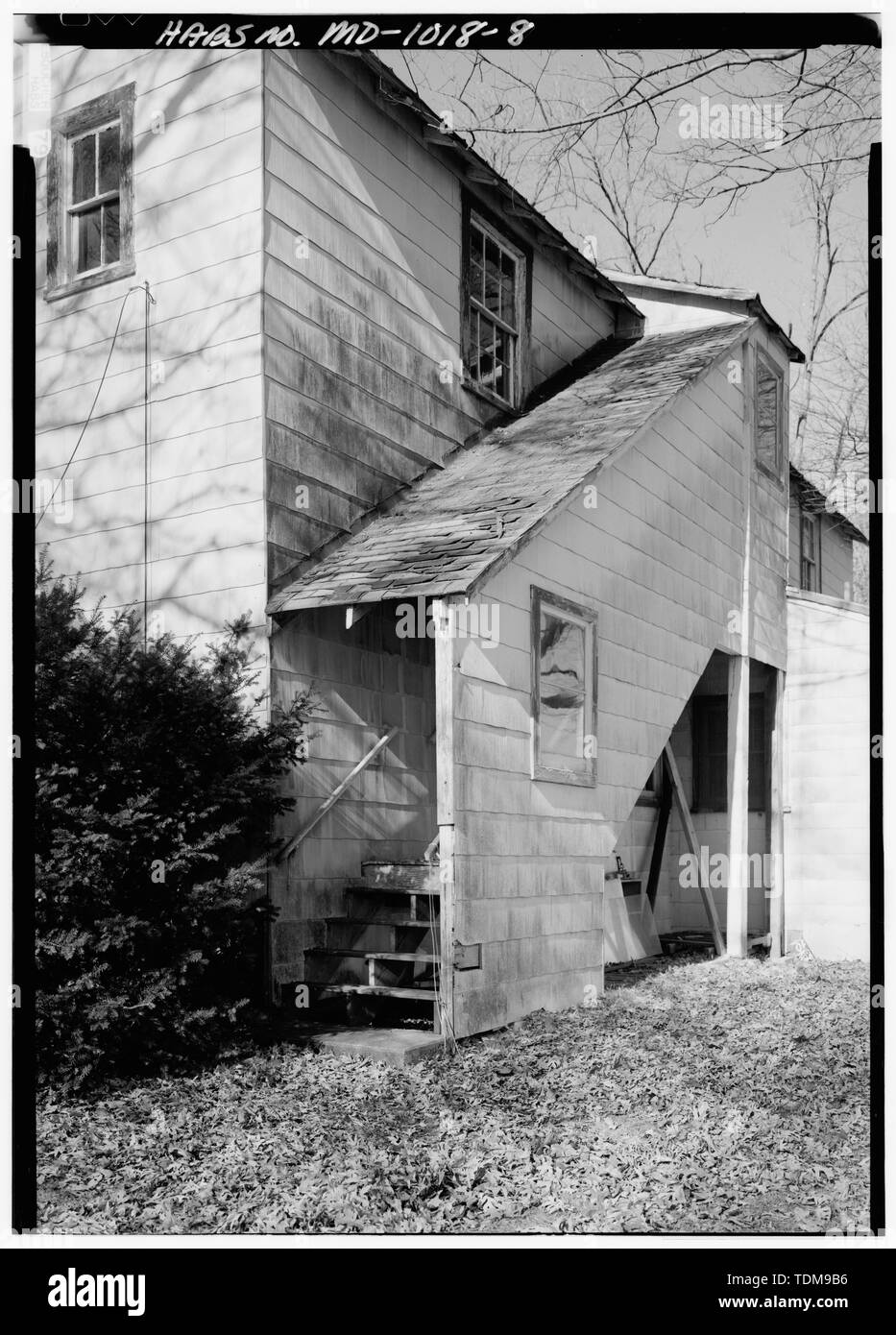 Perspektivische Ansicht der Treppe HINZUGEFÜGT NACH SÜDEN VOR DER EAST SIDE ELEVATION - Brighton Grange Hall, 263 Brighton Dam Road an der New Hampshire Avenue, Brighton, Montgomery County, MD; Gönner der Tierhaltung; Boucher, Jack E, Fotograf; Lavoie, Catherine C, Historiker Stockfoto