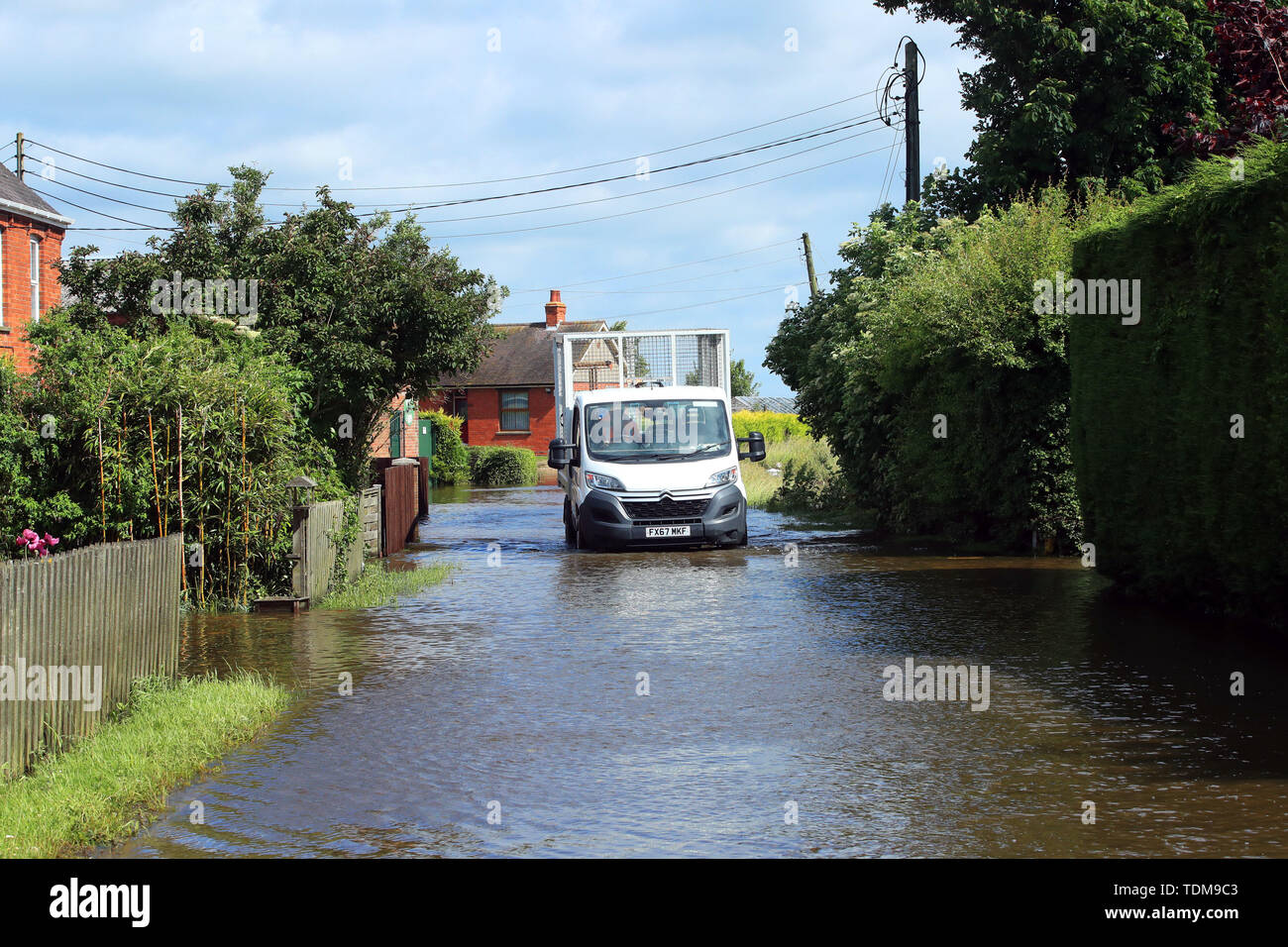 Ein van teilweise durch Hochwasser in Wainfleet Allerheiligen, Lincolnshire, wo Straßen und Eigenschaften nach der Stadt überschwemmt hatte mehr als zwei Monate Regen in nur zwei Tagen unter Wasser. Stockfoto