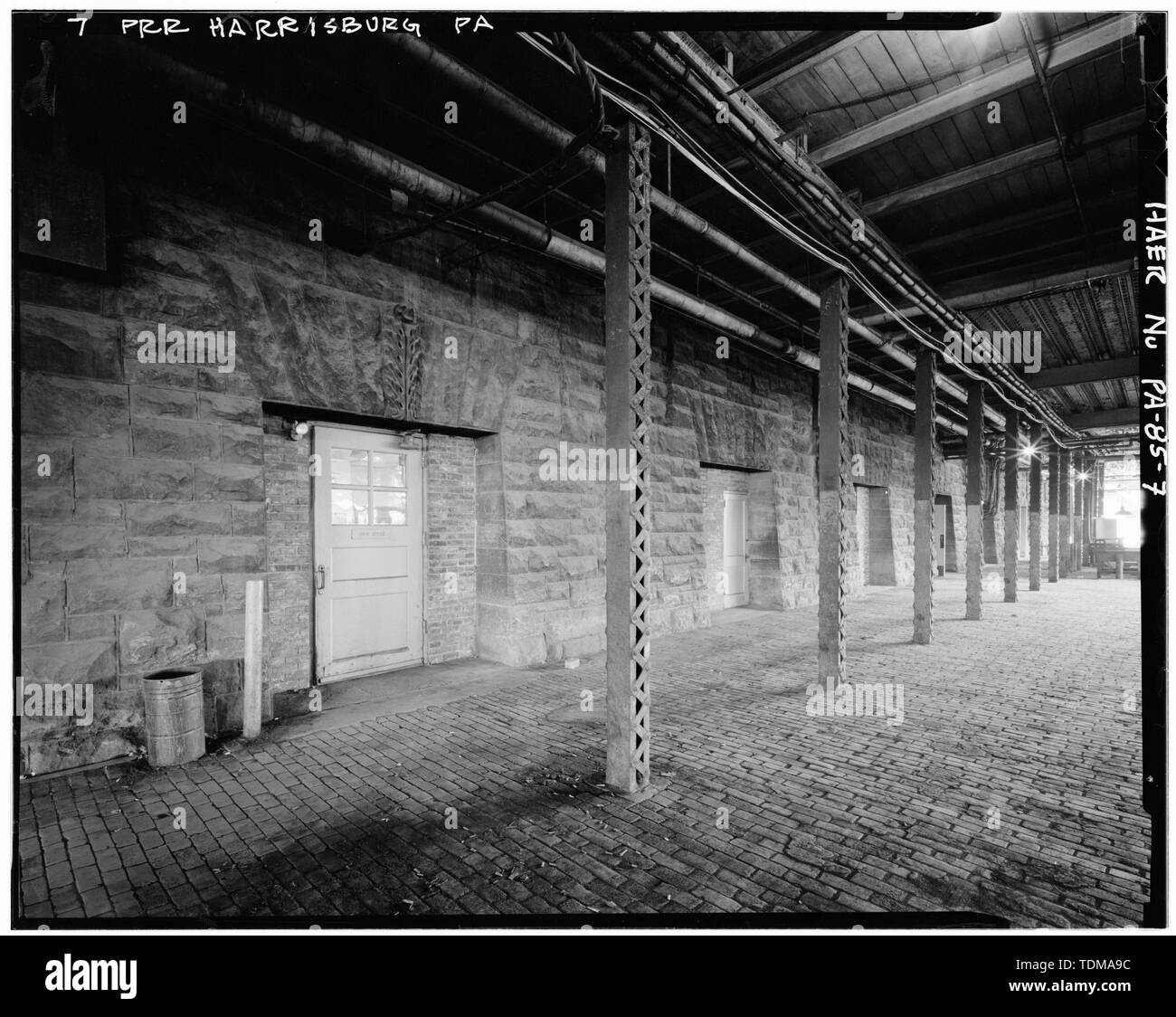 Teilweise mit Blick auf die hintere (WEST) Fassade, MAUERWERK UND GITTER SPALTEN IM UNTERGESCHOSS (TRACK) Ebene. Hinweis AKANTHUS KEYSTONE DETAIL über Tor - Pennsylvania Railroad, Harrisburg und Trainshed, Markt und Süd vierte Straßen, Harrisburg, Dauphin County, PA Stockfoto