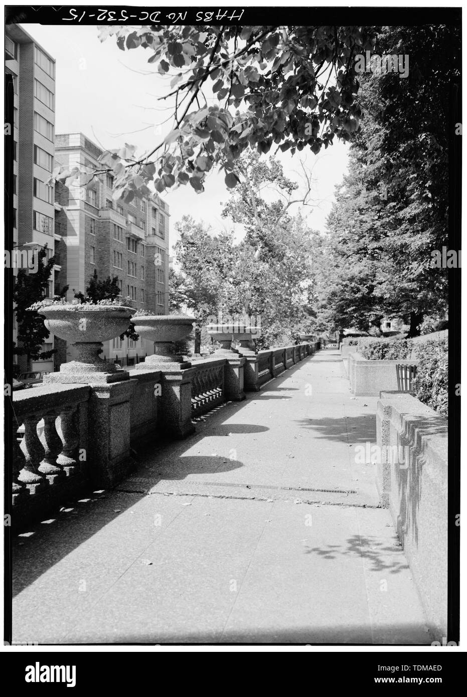 PATHWAY OBEN W STRASSE, Urnen und BALUSTRADE, August 1976-Meridian Hill Park, begrenzt durch fünfzehnten, sechzehnten, Euklid und W Straßen, Northwest, Washington, District of Columbia, DC Stockfoto