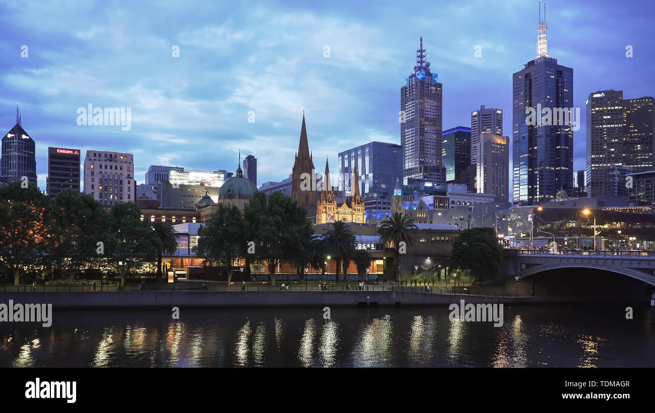 MELBOURNE, AUSTRALIEN - November, 12, 2016: Night Shot des Yarra River und Melbourne center Stockfoto