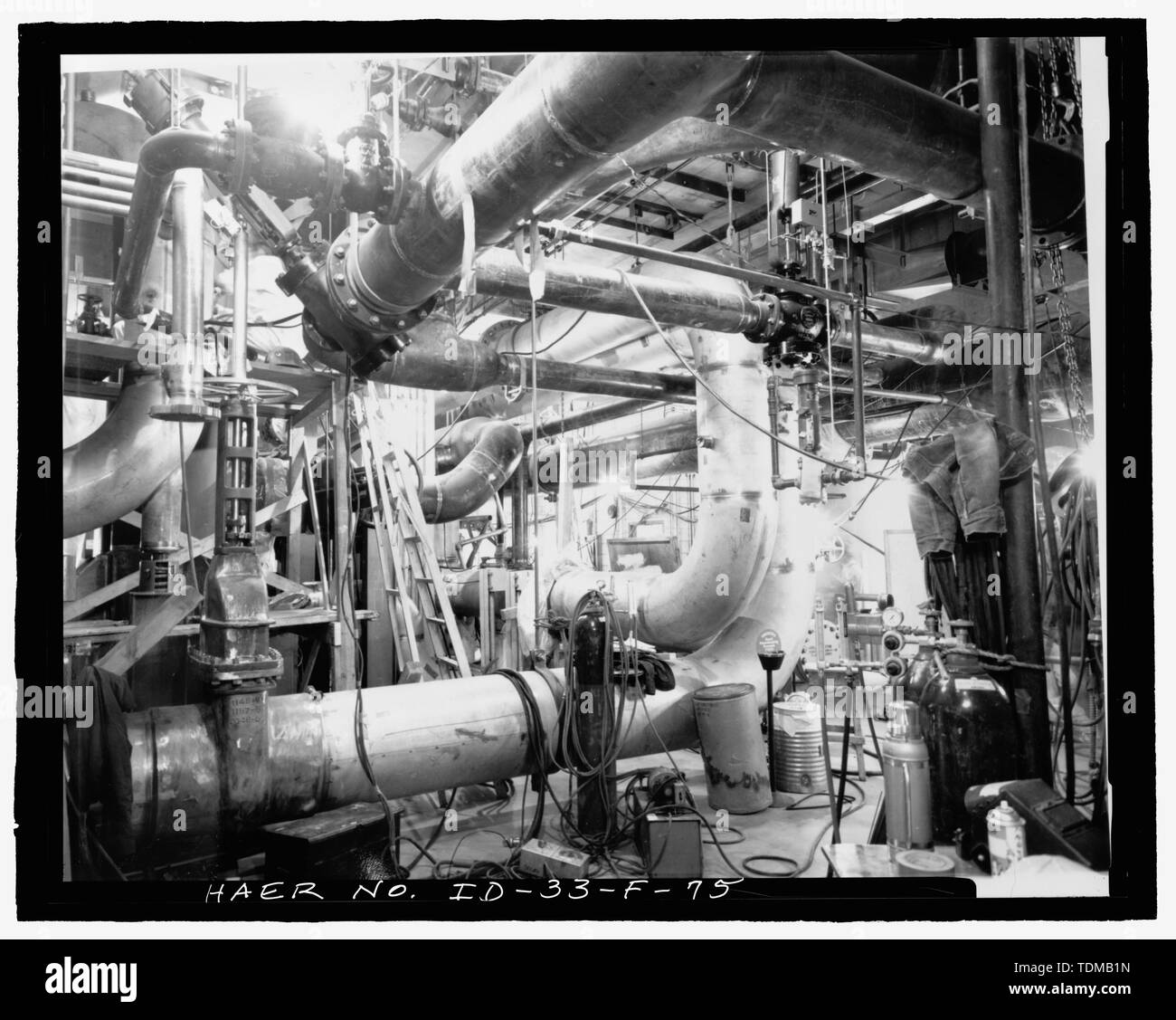 PBF Reaktorgebäude (PRO-620). Rohrleitungen im Keller füllt Raum. Sekundäre Kühlmittel durchströmt Carbon Steel Pipe; primäre Kühlmittel, durch Edelstahl. Fotograf - Larry Page. Datum - 30. April 1970. INEEL negativ. 70-2080 - Idaho National Engineering Laboratory, spert-I und Power Burst Werksbereich, Scoville, Butte County, ID Stockfoto