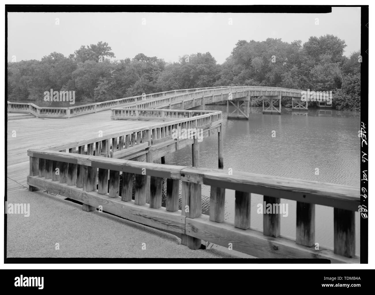Fußgängerbrücke über GRENZE KANAL IN DER NÄHE VON L.B.J. GROVE. - George Washington Memorial Parkway, entlang der Potomac River von McLean nach Mount Vernon, VA, Mount Vernon, Fairfax County, VA; Mount Vernon Avenue Association; US-Armee Korps der Ingenieure; US-Büro der öffentlichen Straßen; Clarke, Gilmore; Beruhigungsmittel, Jay; Toms, R E; Johnson, J W; Simonson, Wilbur; McNary, J V; Barton, Clara; Mount Vernon Damen Association; Garden Club von Amerika; Töchter der Amerikanischen Revolution; United Töchter der Konföderation; koloniale Dames von Amerika; Verein zur Erhaltung der Virginia Antiquitäten; McMill Stockfoto
