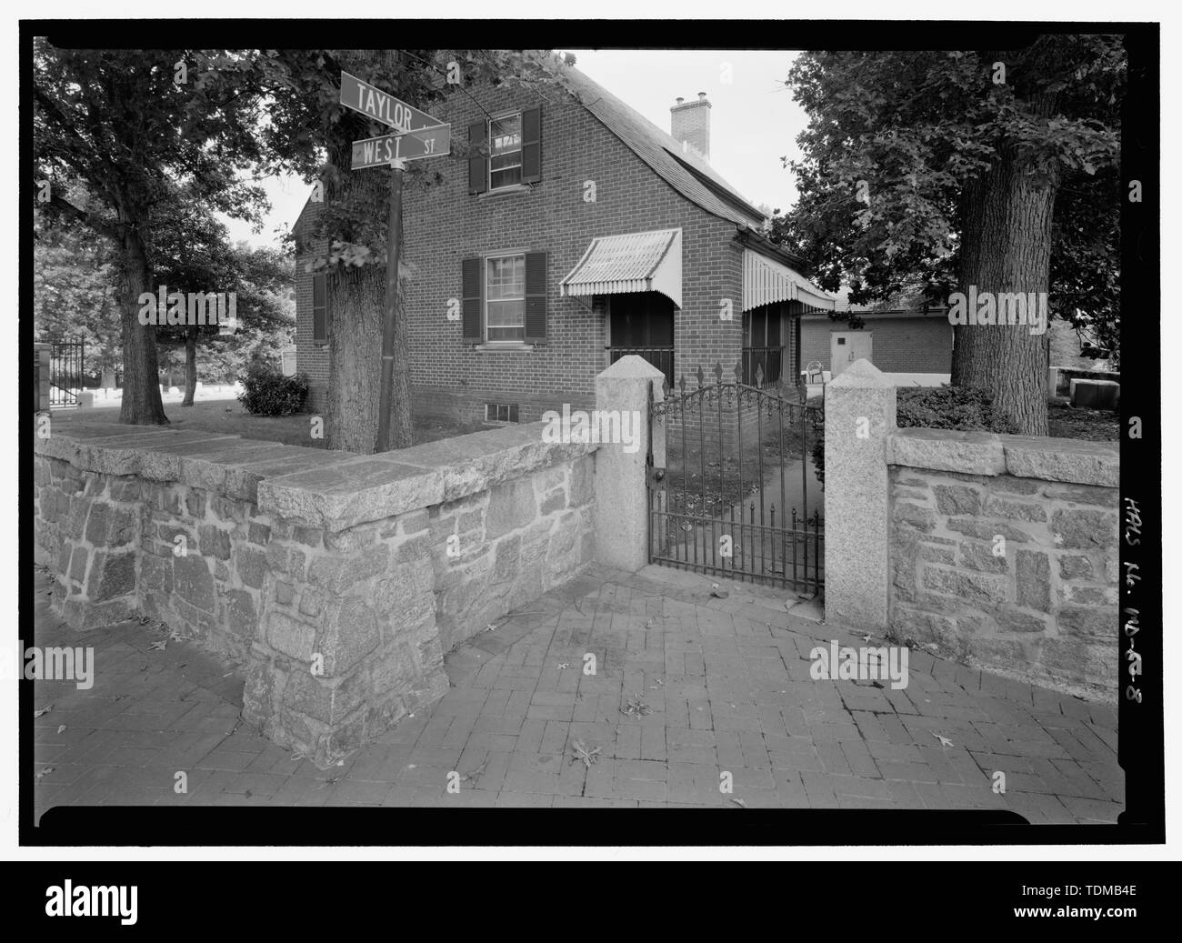 Fußgänger-Tor und Mauer ABSCHNITT AUF DER SÜDSEITE DER HÜTTE AN DER ECKE DER WEST- UND TAYLOR STRASSEN. Blick nach Nordwesten. - Annapolis National Cemetery, 800 West Street, Annapolis, Anne Arundel County, MD; US-Veterans Affairs Stockfoto