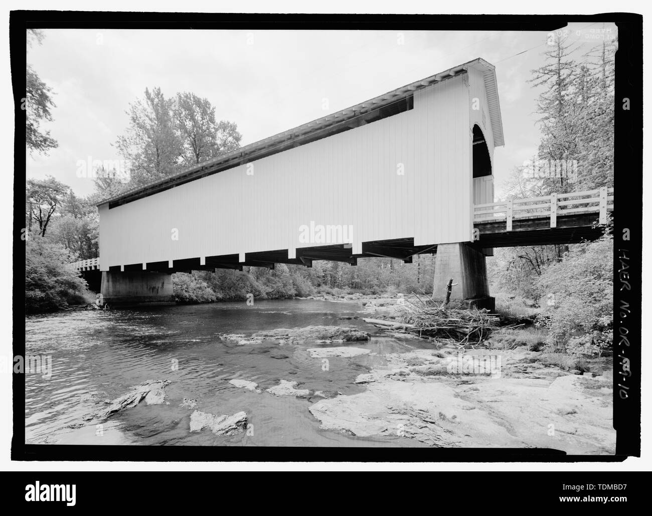 Sicht nach Süden - Pengra Brücke, Spanning Fall Creek, Ort Straße (CR480), Jasper, Lane County, ODER Stockfoto