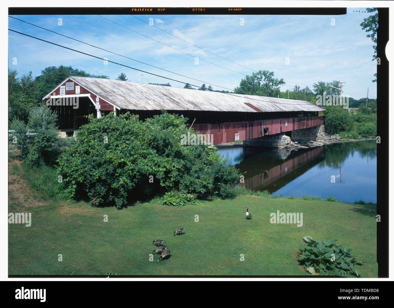 Sicht nach Westen. - Bath-Haverhill Brücke überspannt den Fluss Ammonoosuc, überbrückt Abschnitt des Ammanoosuc Straße (SR 135), Woodsville, Grafton County, NH Stockfoto
