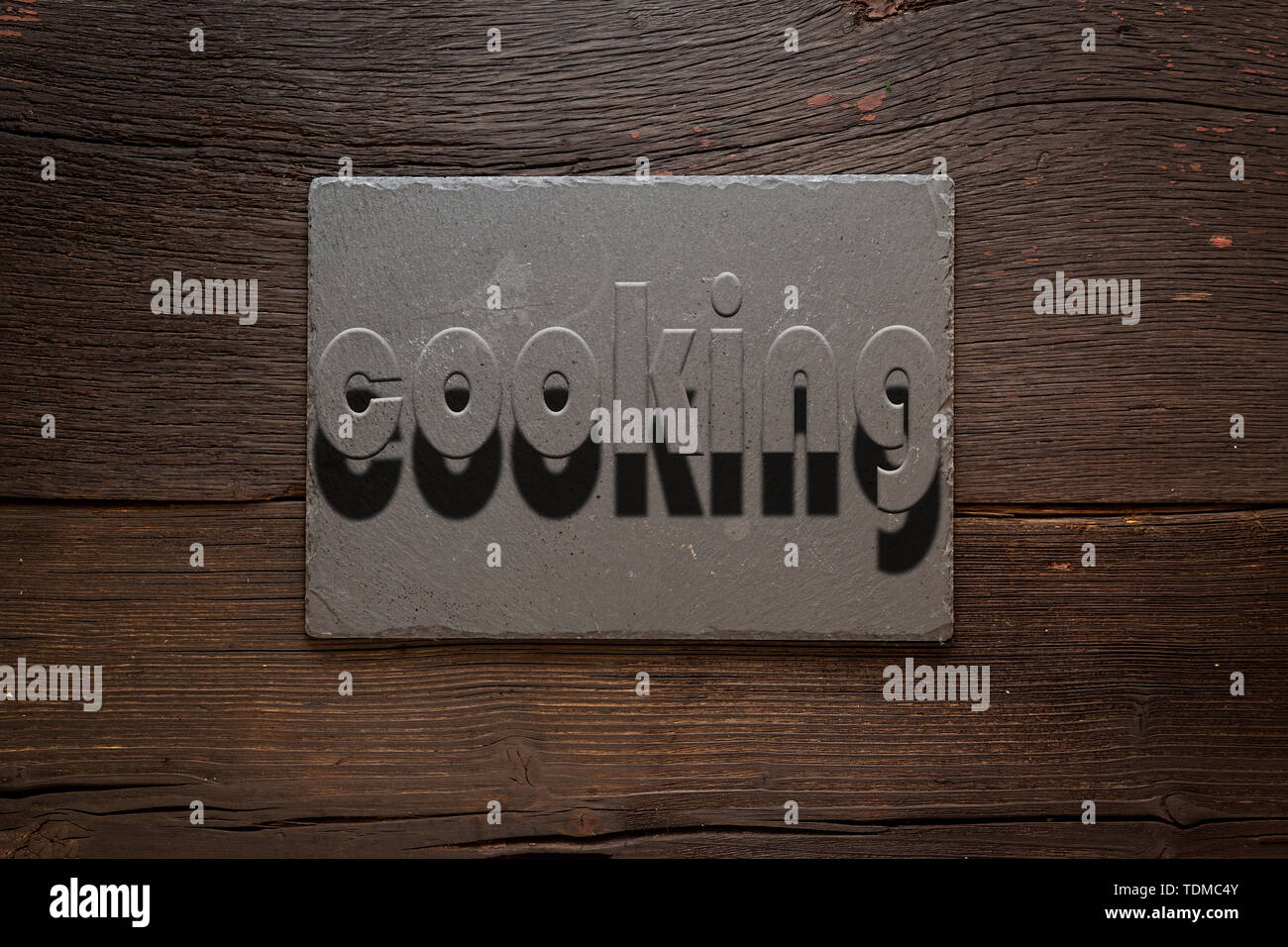 Stein Küche Board auf einen hölzernen Tisch. Font kochen. Konzept: Kochen Stockfoto