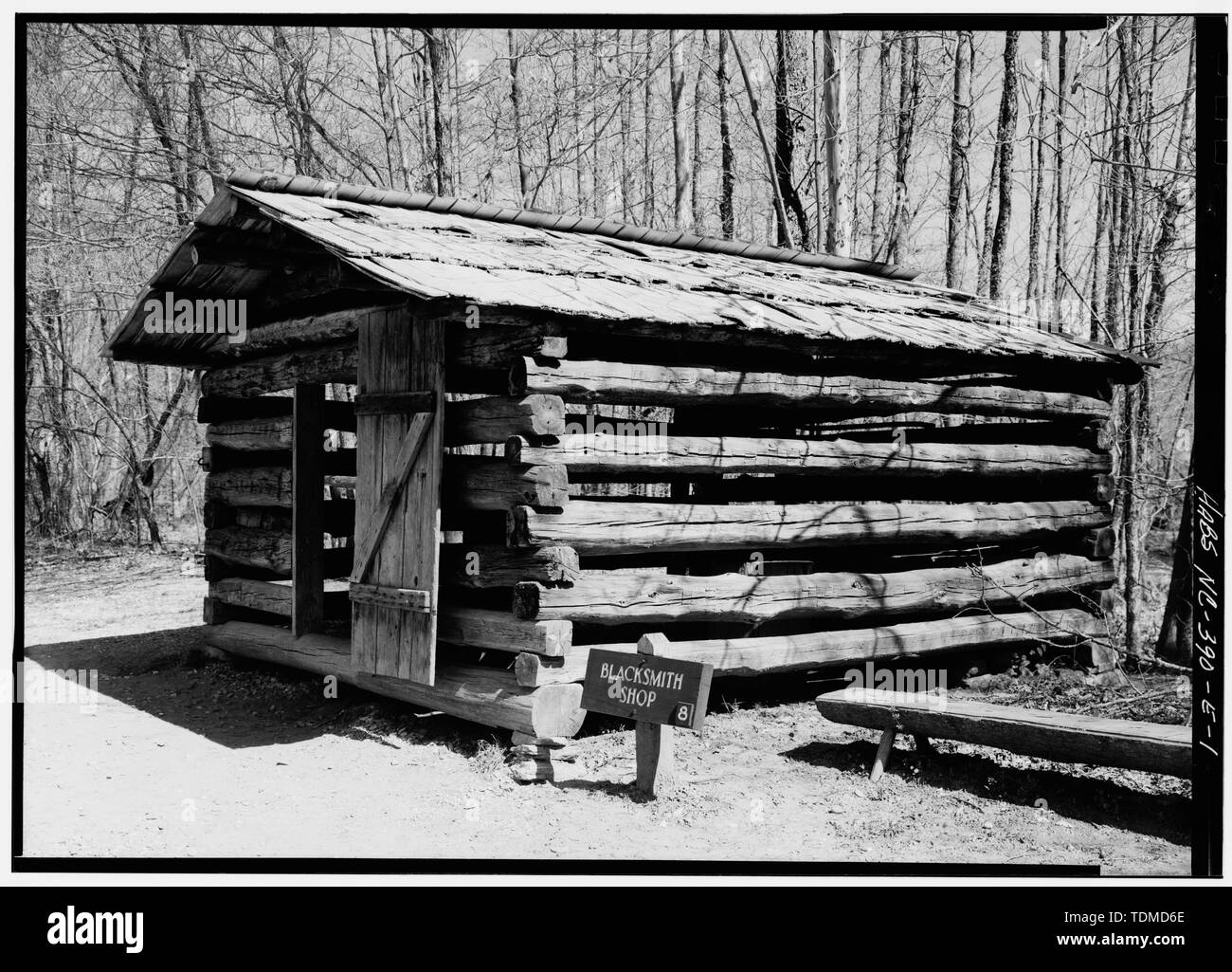 Blick von Westen (vorne) und SÜDSEITE - Oconaluftee Ranger Station, Schmiede, US-Highway 441, Waynesville, Haywood County, NC Stockfoto