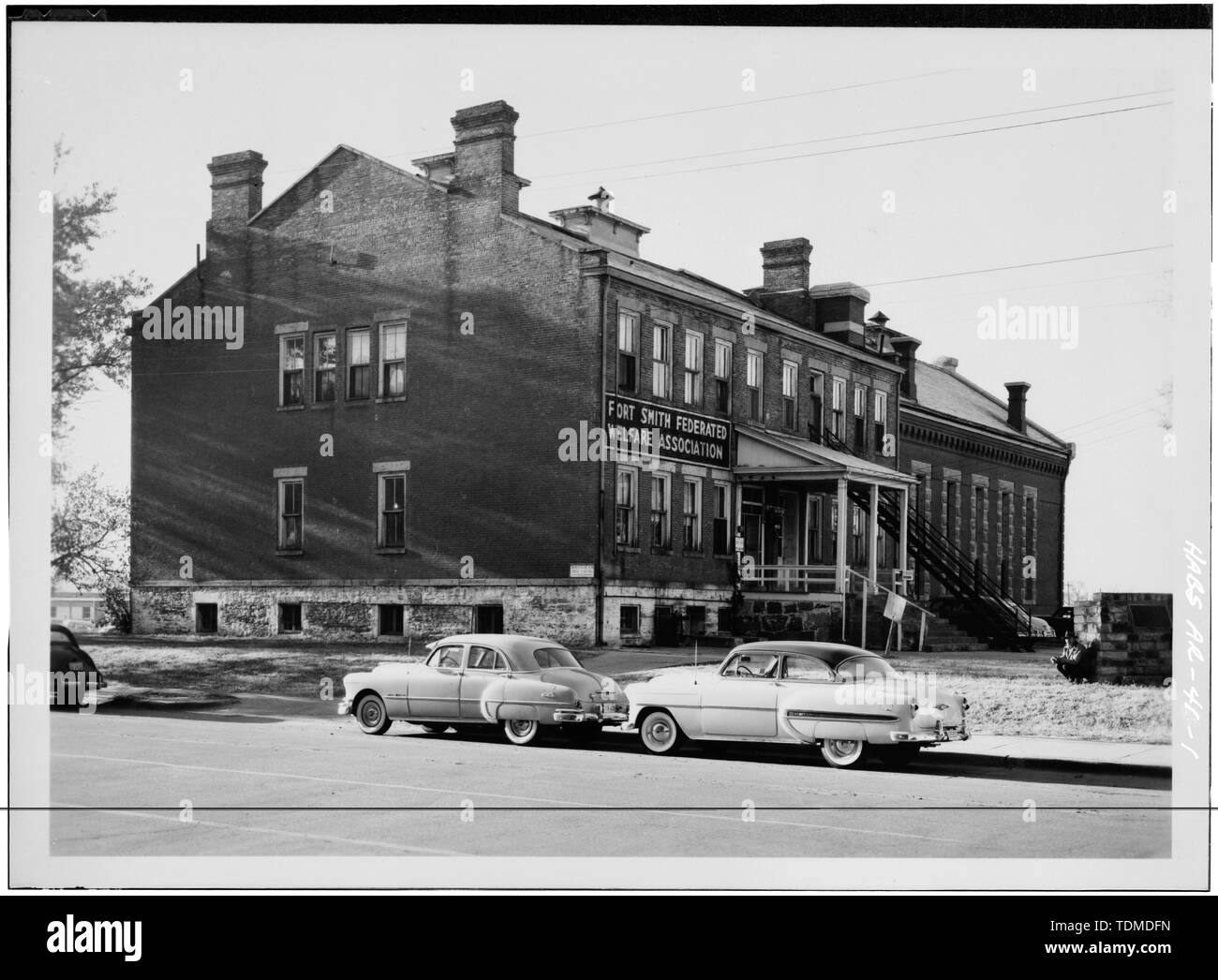 Perspektivische Ansicht der WESTFASSADE, (FORT SMITH KASERNE - Gericht - GEFÄNGNIS IM VORDERGRUND) - Federal Court Building, South Third Street und Rogers Avenue, Fort Smith, Sebastian County, AR Stockfoto